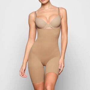 Skims Seamless Sculpting OPEN BUST THONG BODYSUIT